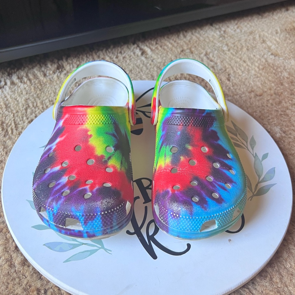 CROCS Unisex Classic Tie Dye Graphic Clog Sandal women’s size 6.